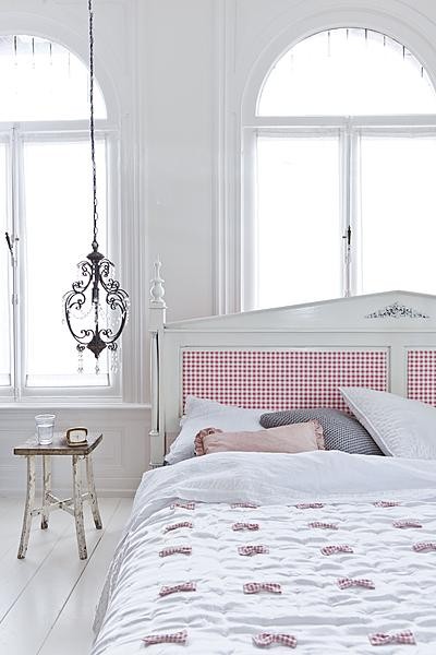 This red gingham upholstered headboard adds a touch of nautical to 